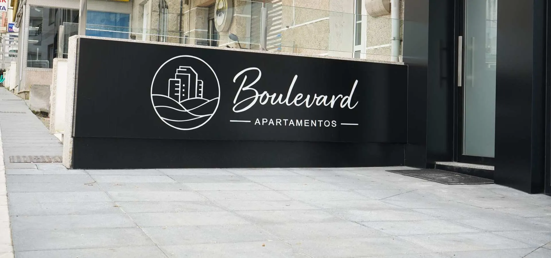 Fachada de Apartamentos Boulevard en Portonovo