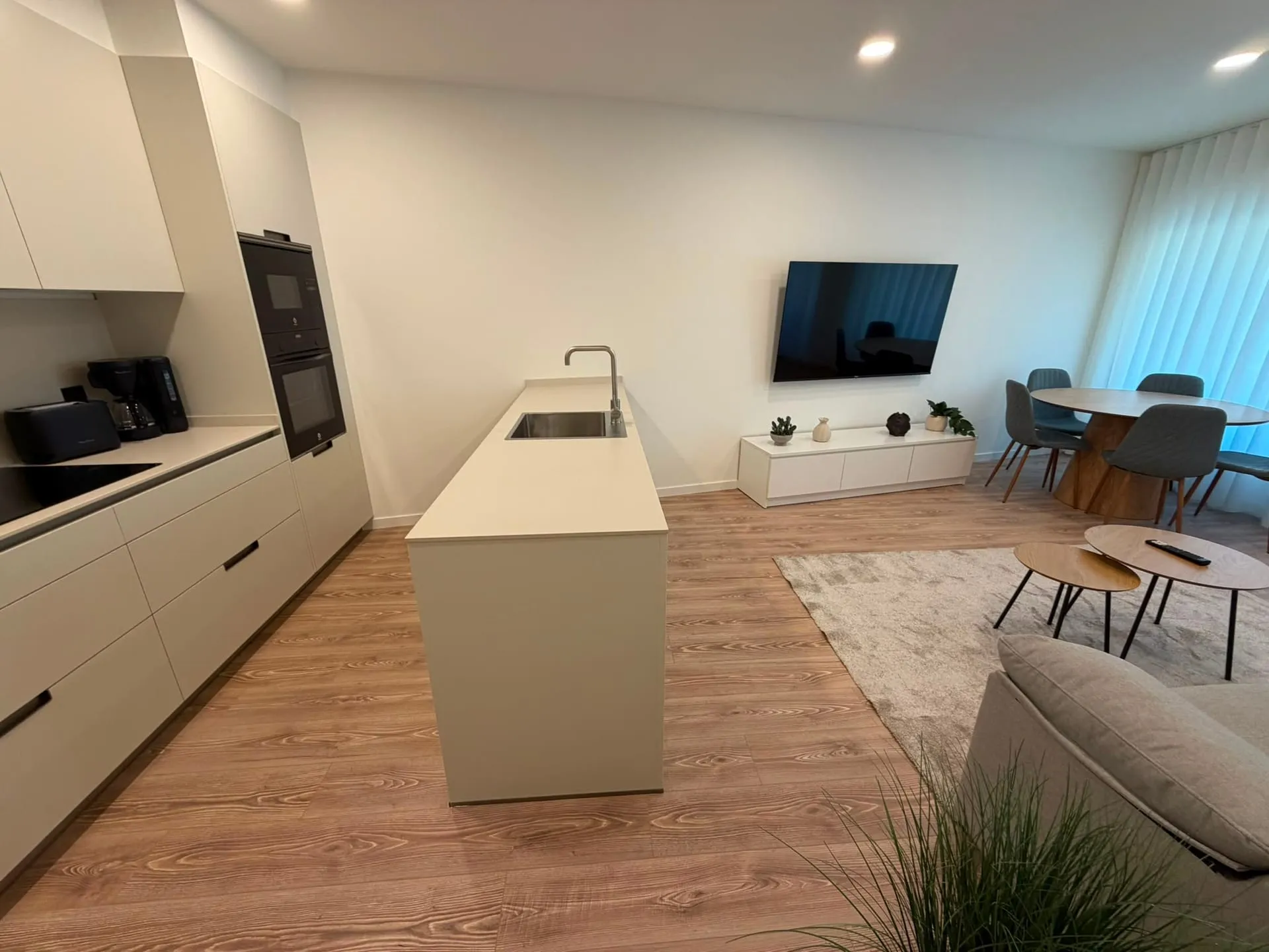 Cocina con isla abierta al salón comedor