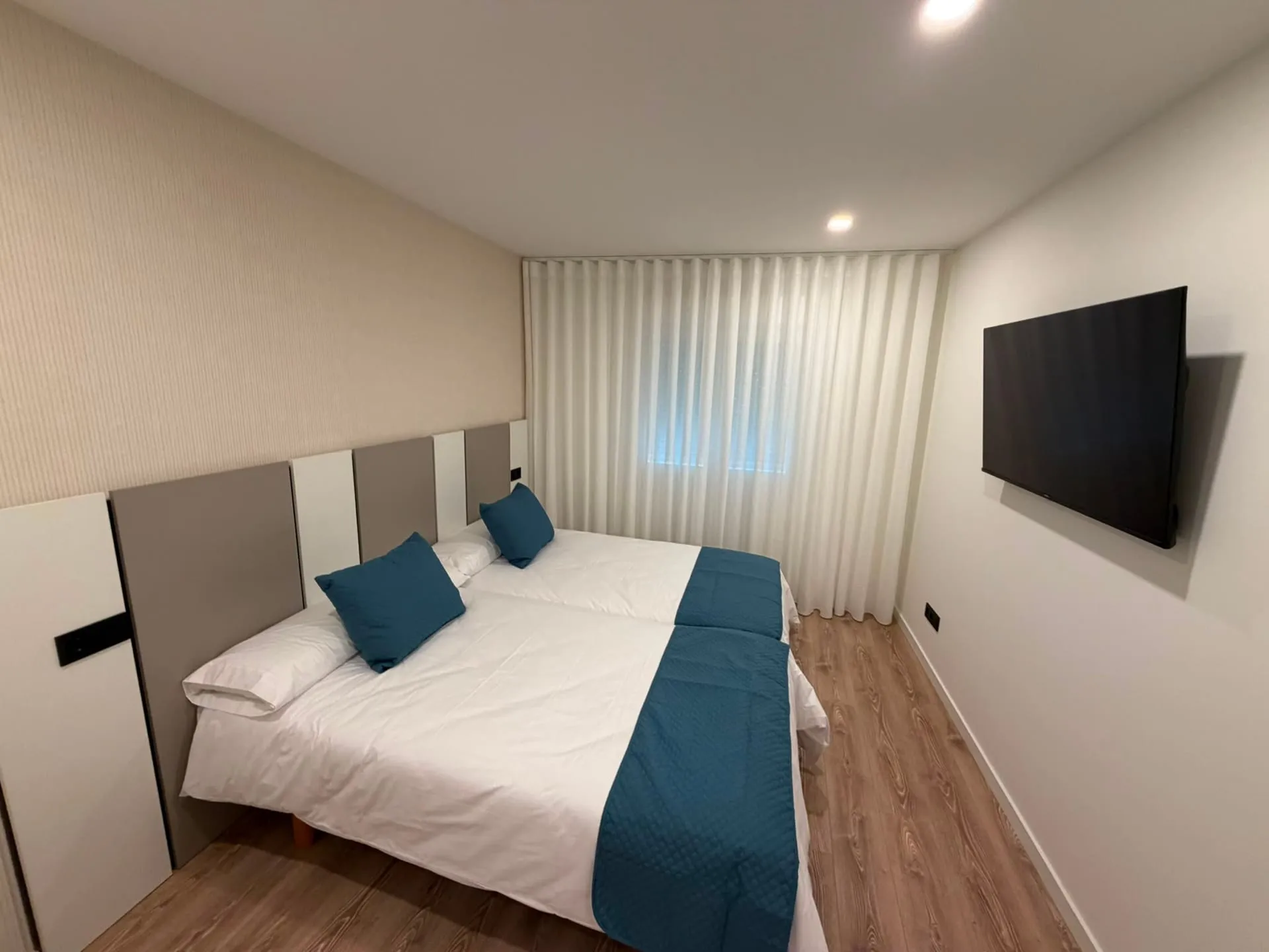 Habitación de dos camas con televisión