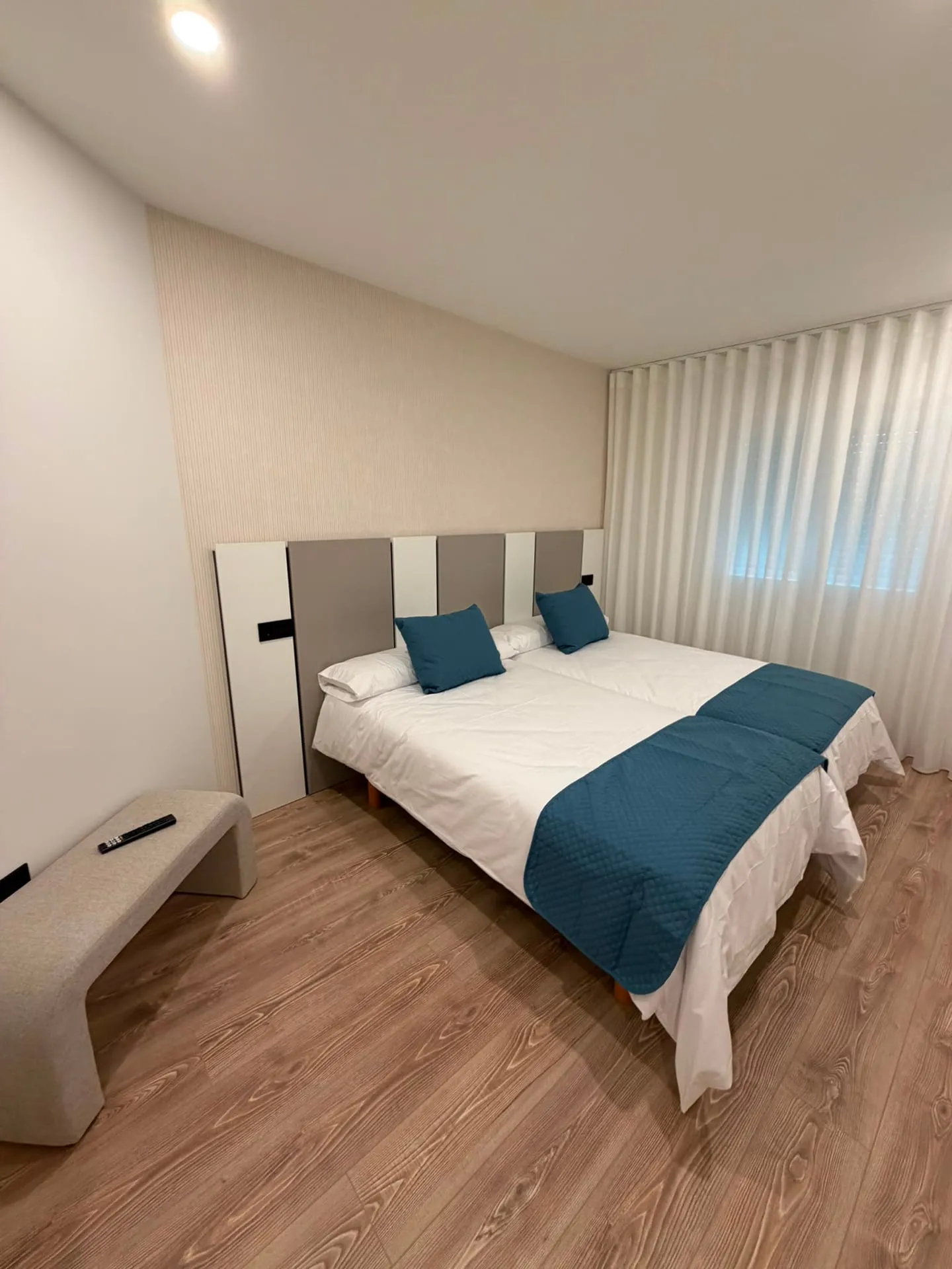 Habitación de dos camas con armario empotrado