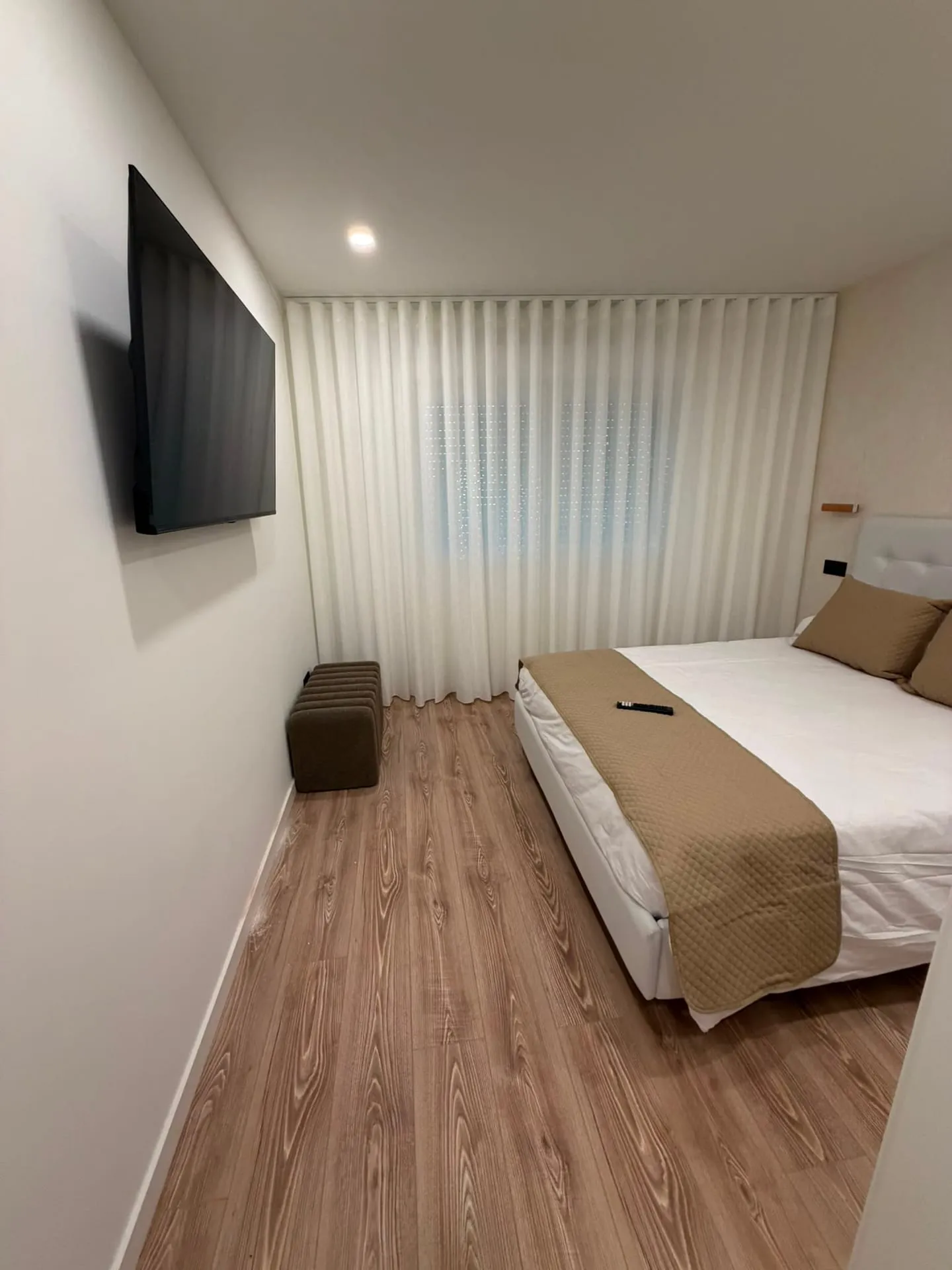 Habitación principal con televisión